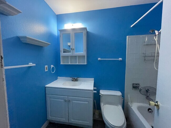 Building Photo - Charming 2-Bed, 2-Bath Condo in Prime Loca...