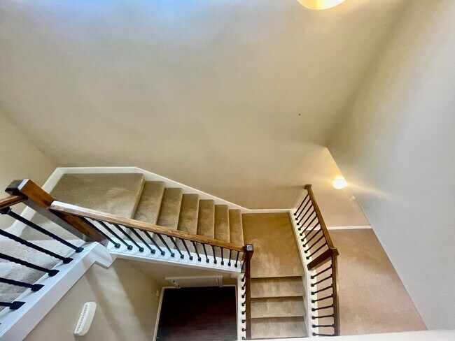 Building Photo - Well Appointed, Open Floor Plan 3-bedroom, 2.5-bathroom home in Beaverton