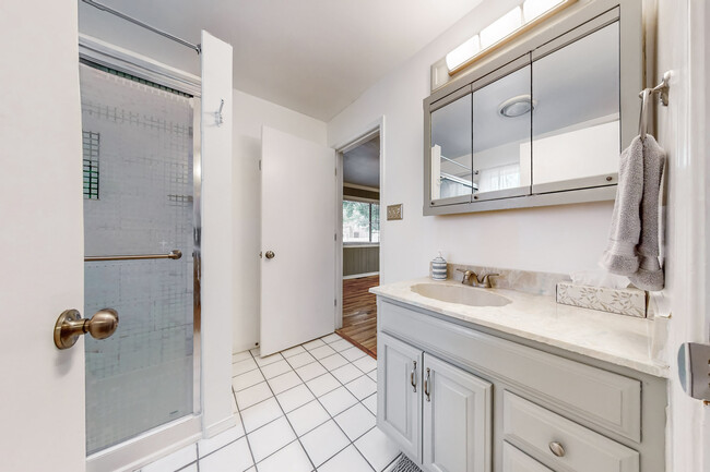 Connecting BA/shower - 2018 Alhambra Ave SW