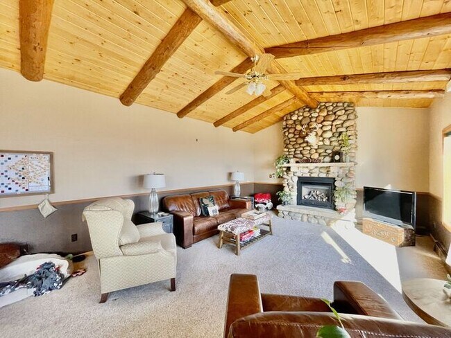 Building Photo - Large 3 bedroom home with gorgeous views i...