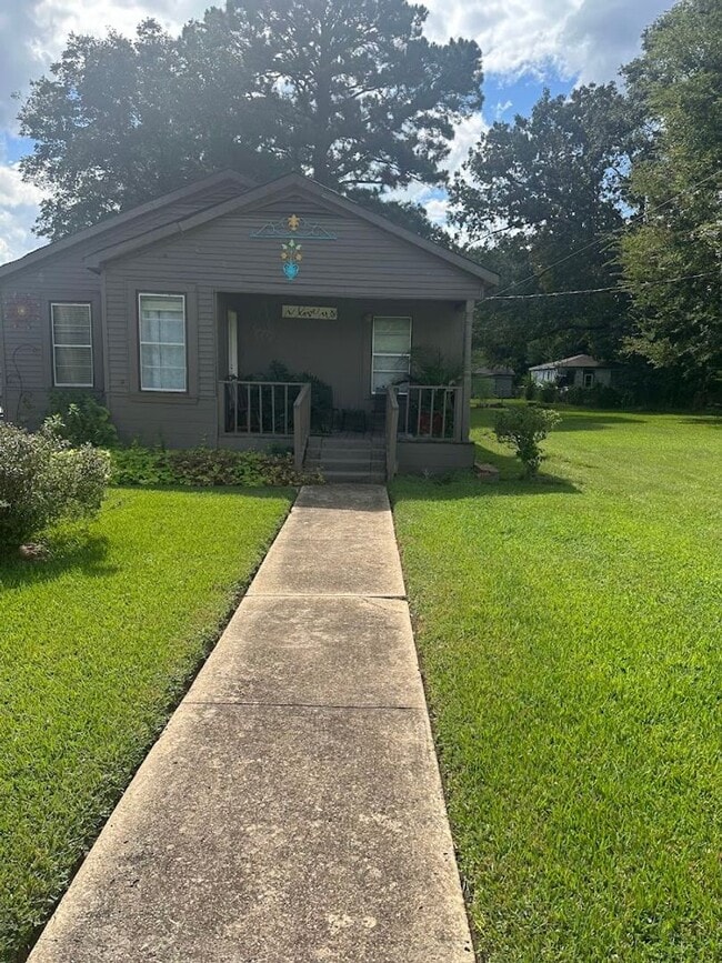 Building Photo - Refurbished - 3 bdrm 1.5 bath