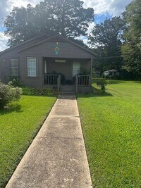 Building Photo - Refurbished - 3 bdrm 1.5 bath