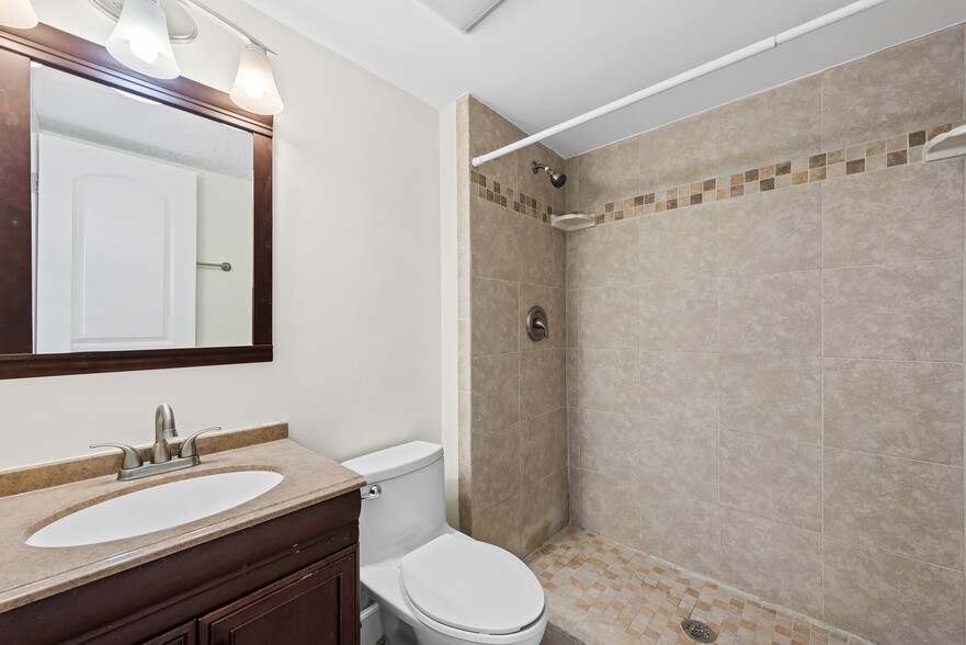 Main Bedroom/Bathroom - 111 Royal Park Dr