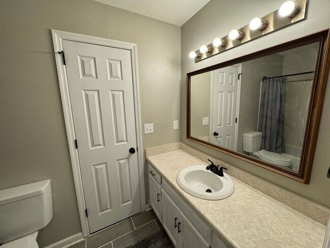Building Photo - Look and lease-Renovated