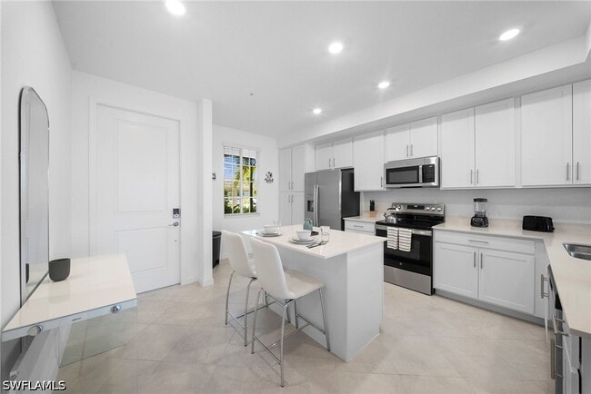 Building Photo - 15285 Grn Acrs Ave