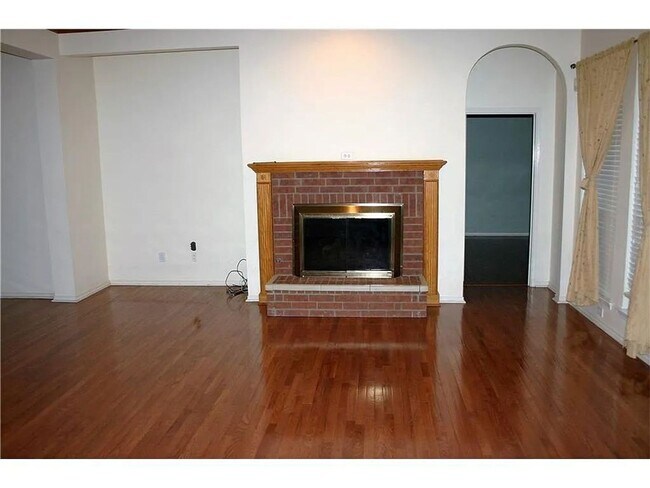 Building Photo - Stunning 5-Bedroom, 3-Bath Home with Over ...