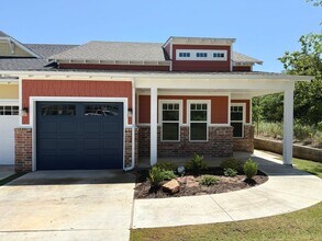 Building Photo - Large 2 Bed, 2 Bath in Beautiful Well Main...