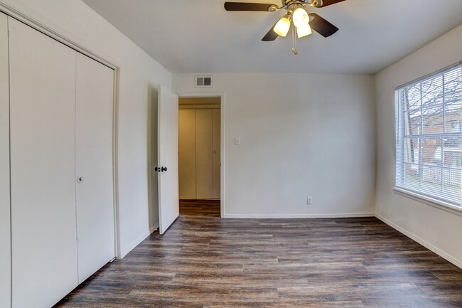 Building Photo - REMODELED CONDO / 2 BED 2 BATH