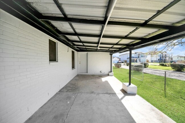 Building Photo - 8105 Lanham Ln
