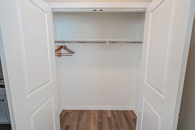 Building Photo - Unique 4-Bedroom, 3-story Live/Work Townhouse in the lushly landscaped Villa Metro Community!