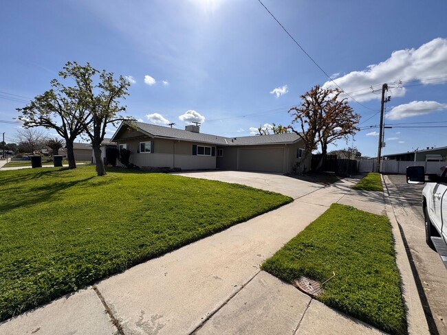 Building Photo - Newly remodeled house on a corner lot!!