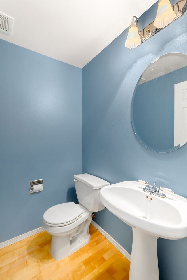 Building Photo - Wonderfully Maintained 2 Bedroom Townhome ...