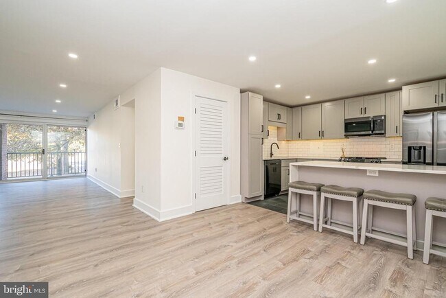 Building Photo - 1300 Army Navy Dr