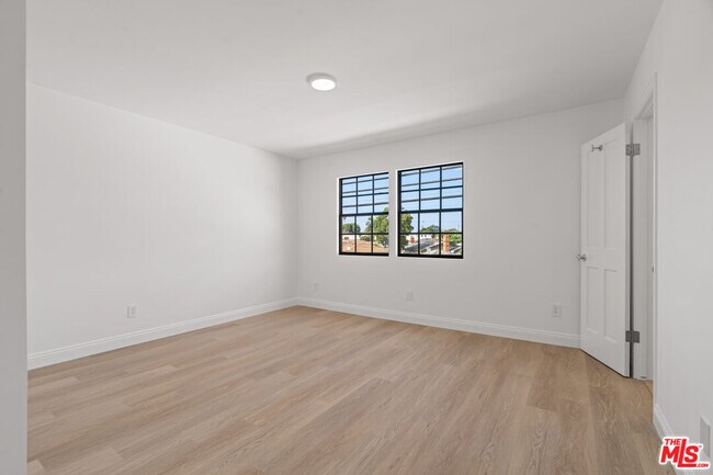 Building Photo - 2541 Stoner Ave