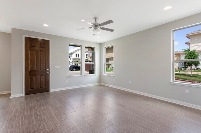 Living - 13800 Lyndhurst St