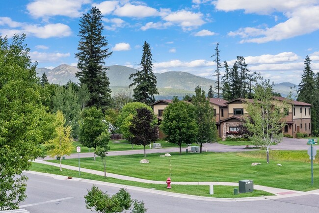 Building Photo - Reese's Retreat!!  2 BR + Den/2.5 BA White...