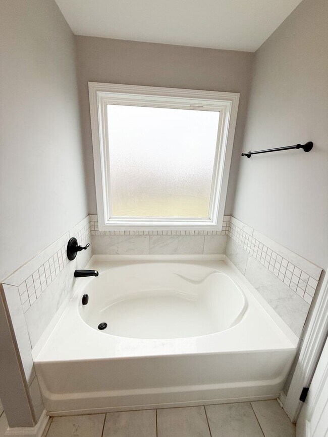 Building Photo - 3 Bedroom 3 Bathrooms located on a Cul De ...