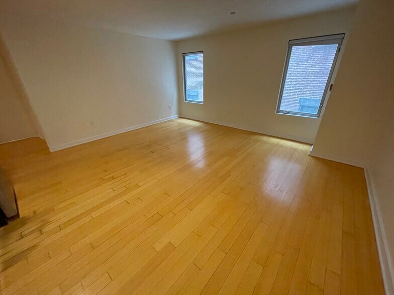 Building Photo - 32 Boylston St