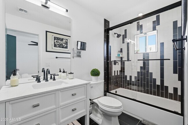 Building Photo - 2812 N 71st Pl