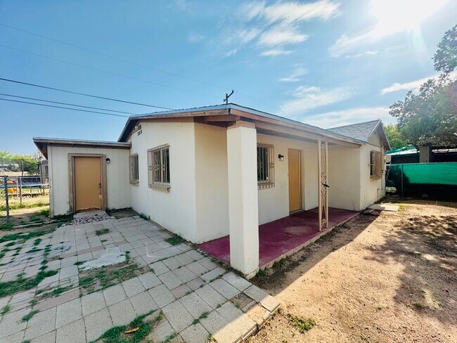 Building Photo - 1/2 OFF Move In Special! House with Gigant...