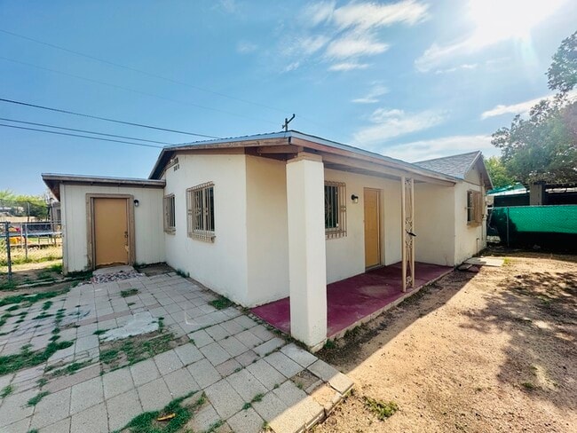 Building Photo - House with Gigantic Yard/Land! Spacious La...