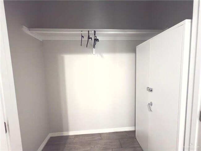 Building Photo - 1303 W Heritage Dr