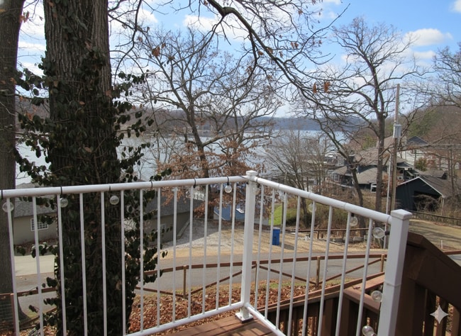 Building Photo - 4 bedroom lake view home