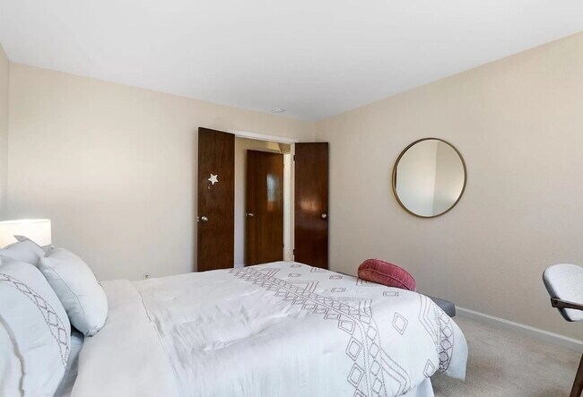 Building Photo - Upscale Living at Its Finest