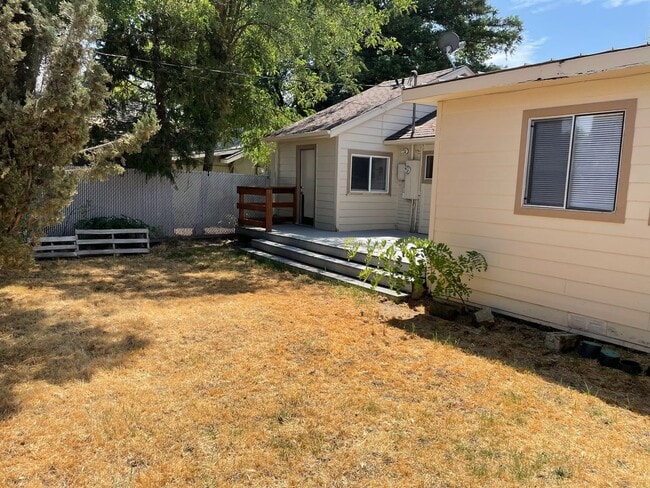 Building Photo - Nice 3 bedroom 1 Bath Home-Fully Fenced Ba...