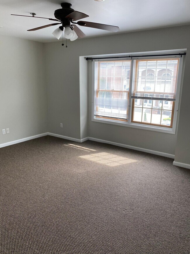 Building Photo - 403 Park Ave