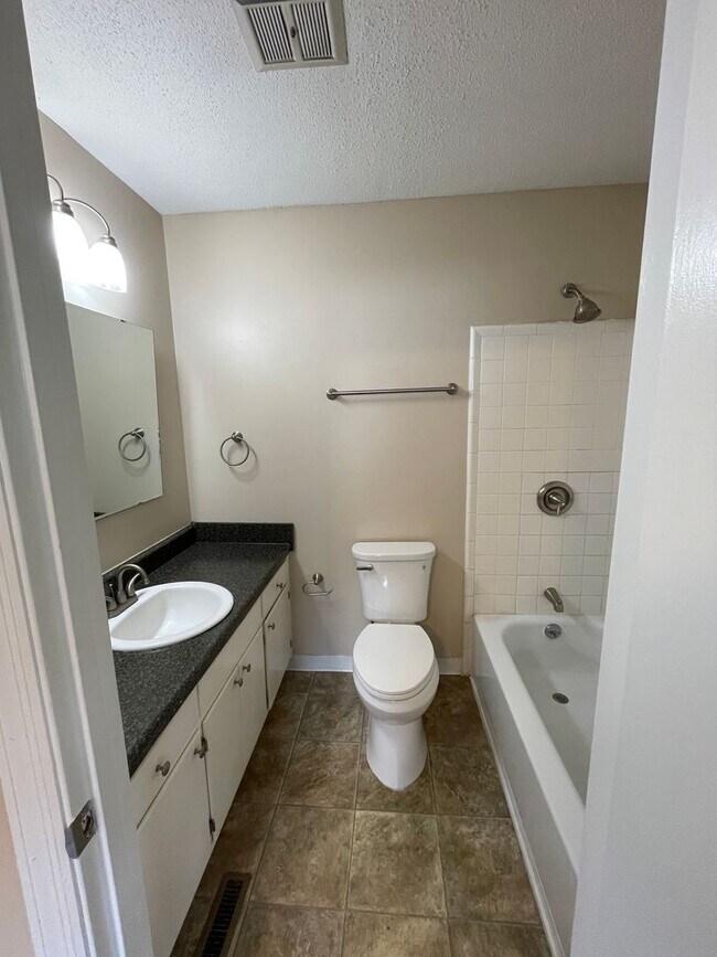 Building Photo - Nice 3 bedroom 2 bath home close to Harrison