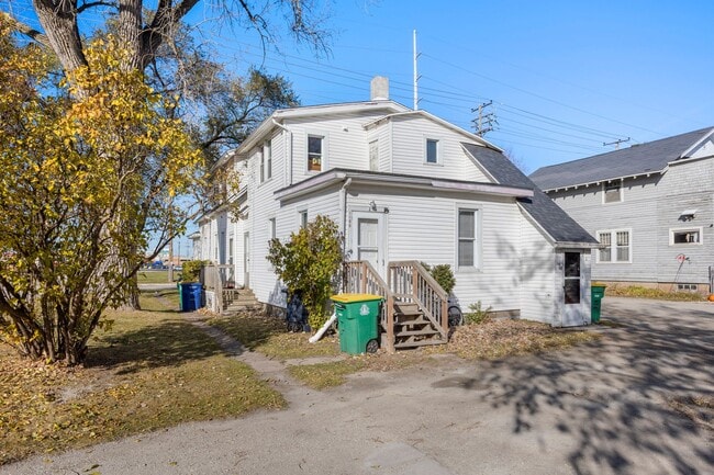 Building Photo - 1100 N Van Buren St