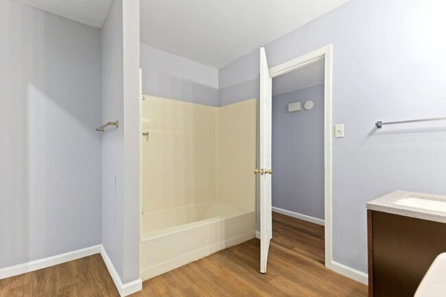 Building Photo - 3201 Elm Grove Dr