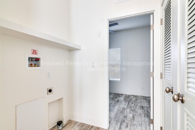 Building Photo - 15914 Dauchy Ave