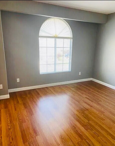 Building Photo - 10173 Quaint Tree St