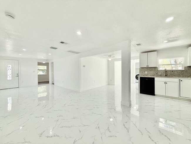 Building Photo - 2712 60th Ave N