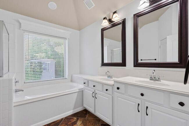 Building Photo - 1402 Club Chase Dr