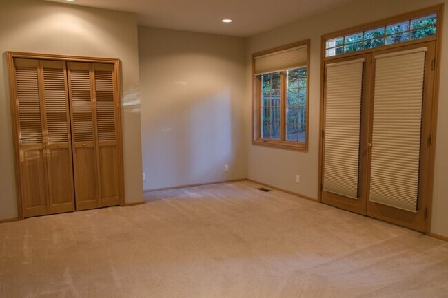 Building Photo - 5Bd/2.75Ba Mercer Island House