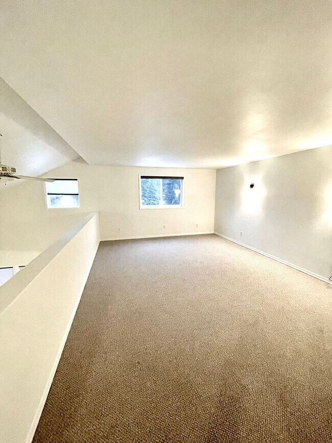 Building Photo - Stunning Riverfront Home in Sun Country