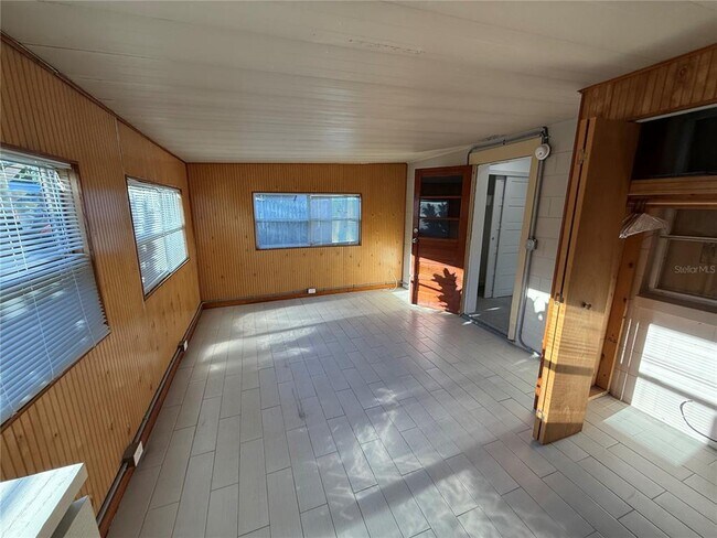 Building Photo - 15573 Bedford Cir E