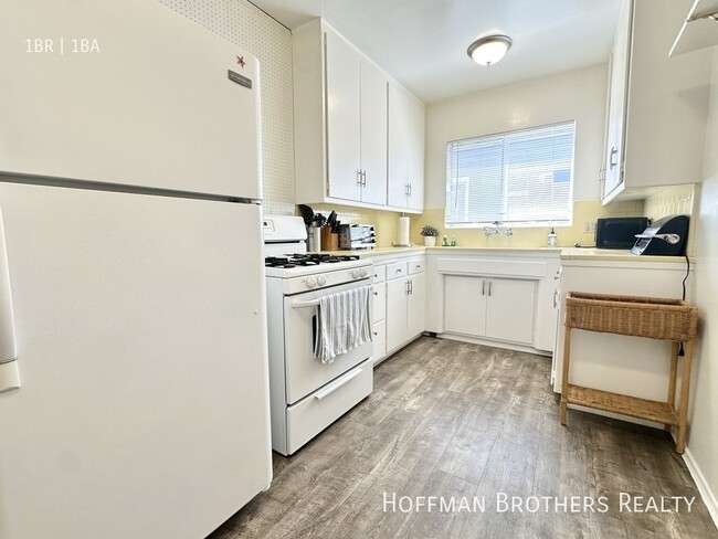 Building Photo - 404 N Palm Dr