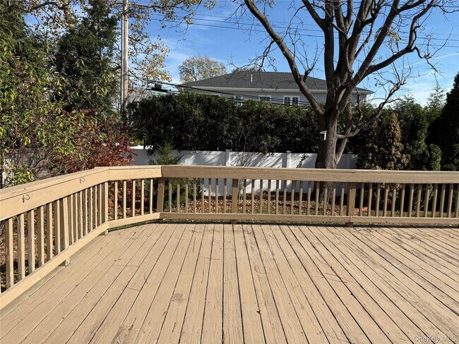 Building Photo - 11 Syosset Cir