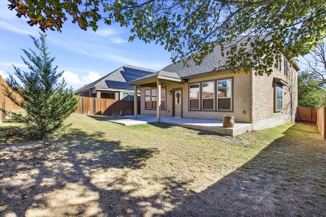 Building Photo - Spacious 4 bed 2.5 bath home available for rent