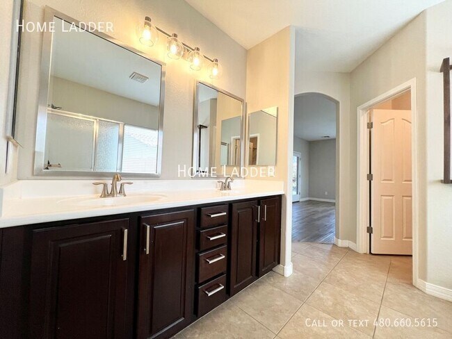 Building Photo - 2936 E Tonto Dr