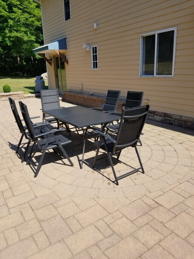 Building Photo - 338 Clove Rd