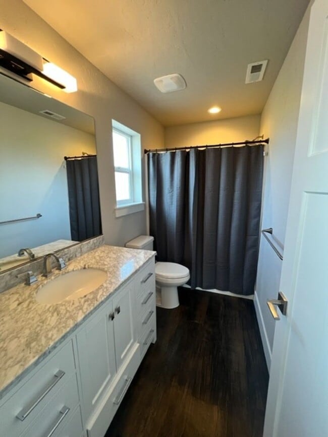 Building Photo - Stylish 3 Bedroom Duplex with Scenic Views and Modern Amenities: Your Perfect Redmond Retreat