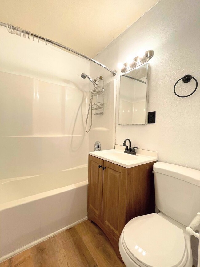 Building Photo - 1 bedroom house with fenced in yard