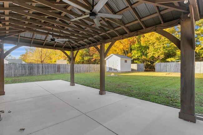 Building Photo - 204 Two Oaks Ct