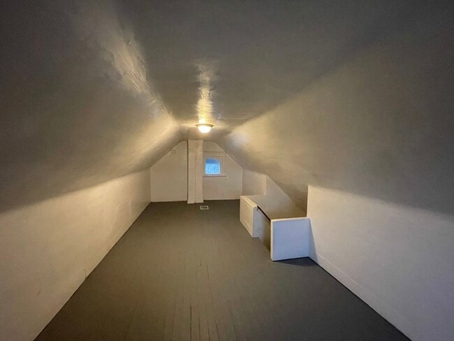 Building Photo - Three bedroom one bathroom home for rent!