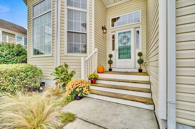 Building Photo - MUST SEE!! 3-Bedroom Home in Bay Breeze Point! Vaulted Ceilings - 1st Floor Primary Bedroom - Att...